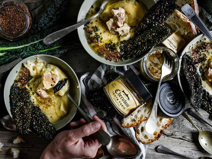 Crema di fave con cips di cavolo nero e filetti di trota